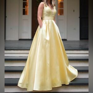 Sherri Hill yellow size 0 formal gown